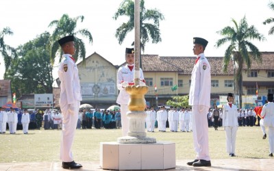 Paskibra SMK Al Irsyad Al Islamiyyah Haurgeulis menjadi pengibar Bendera di Alun-alun kecamatan Haurgeulis